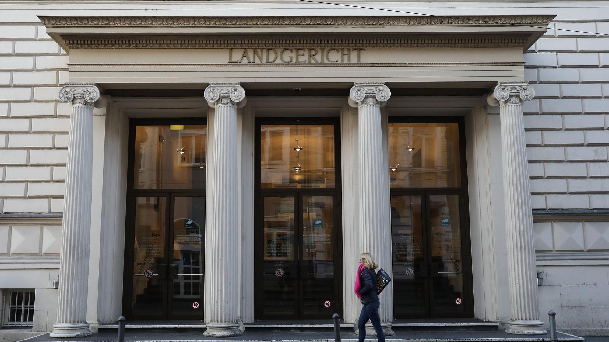 Der Eingang des Bonner Landgerichts mit weißen Säulen.