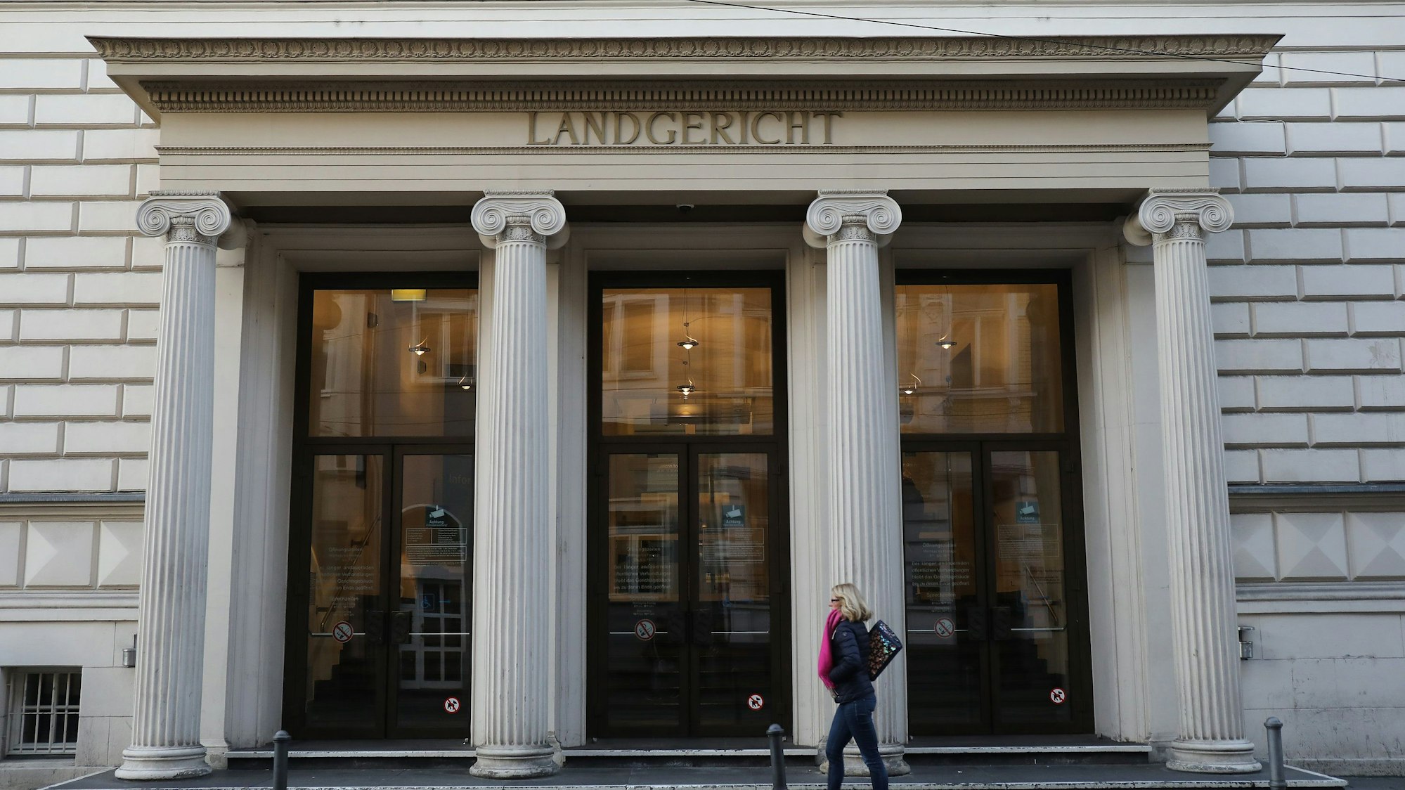 Der Eingang des Bonner Landgerichts mit weißen Säulen.