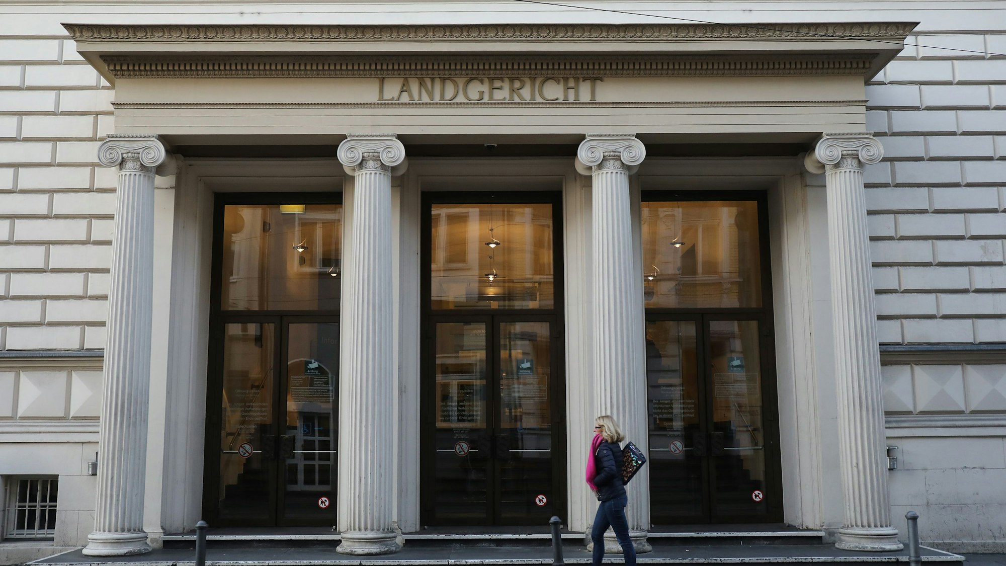 Der Eingang des Bonner Landgerichts.