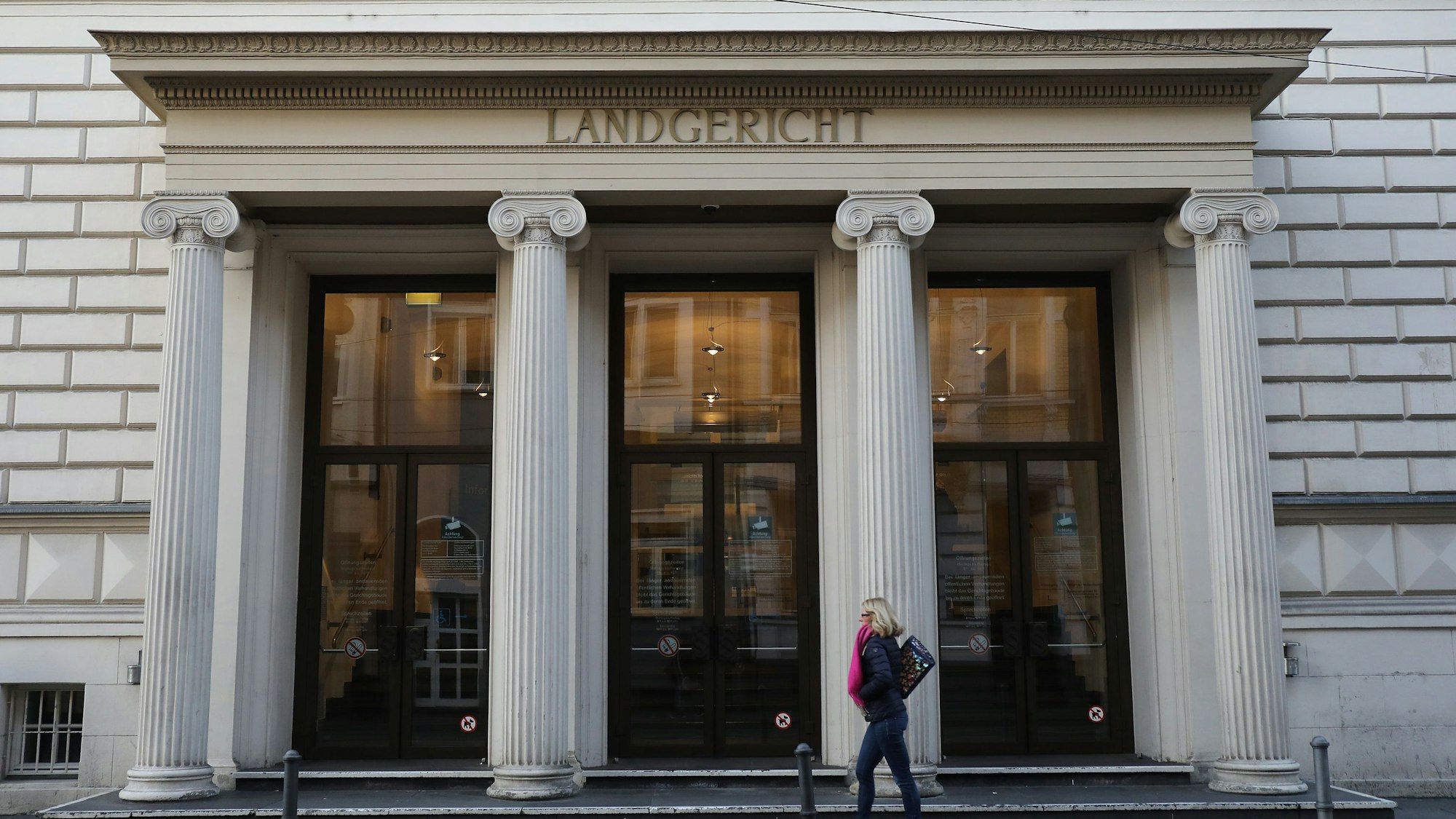 Der Eingang des Bonner Landgerichts.