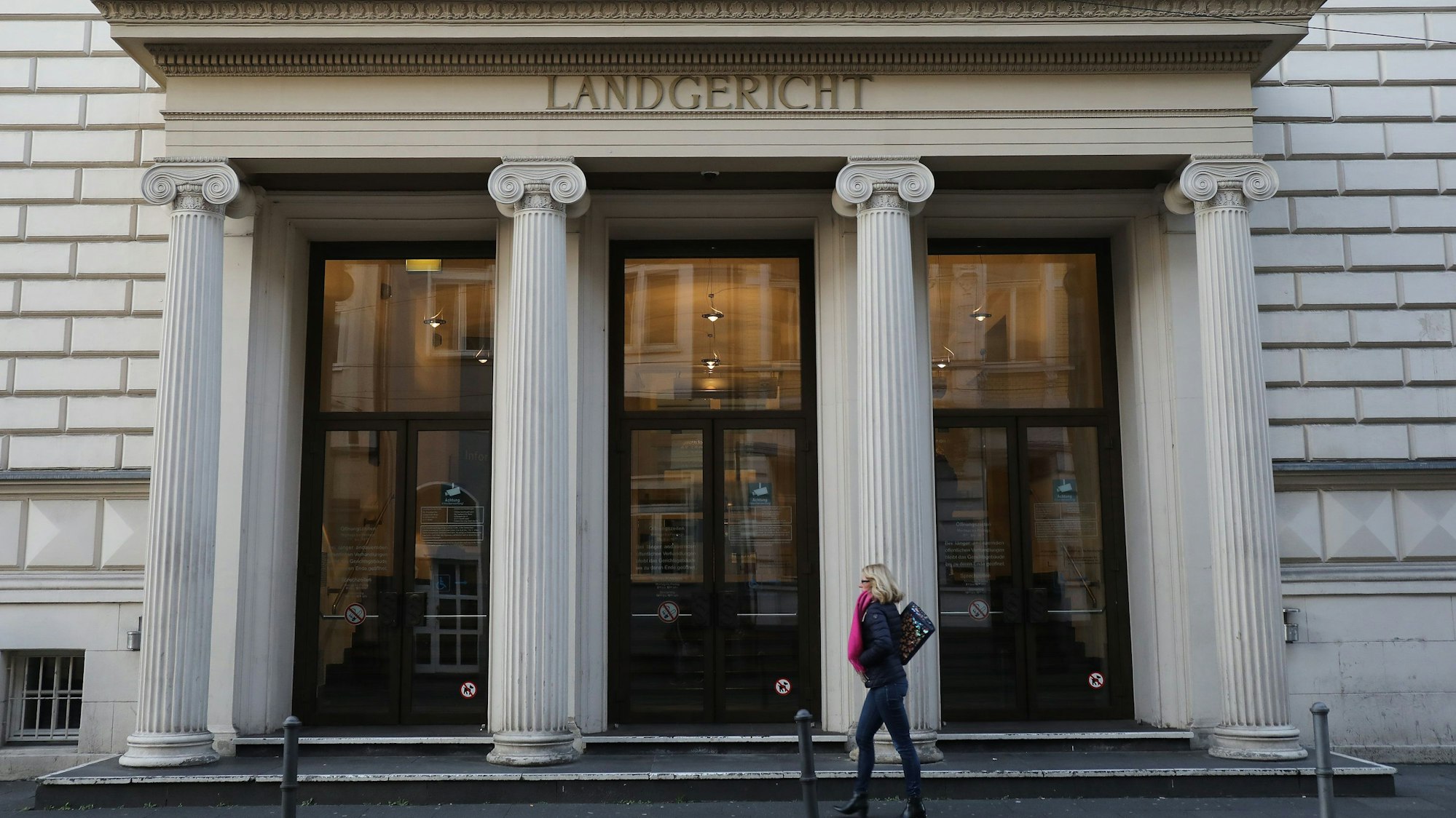 Der Eingang des Bonner Landgerichts.