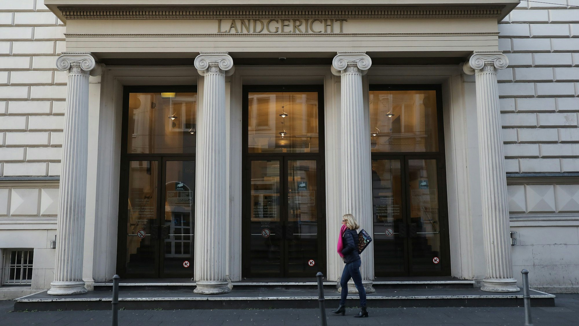 Der Eingang des Bonner Landgerichts.