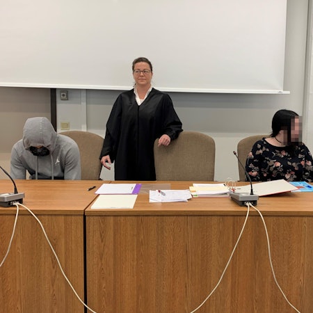 Das Bild zeigt die beiden Angeklagten mit ihren Verteidigern im Gerichtssaal.