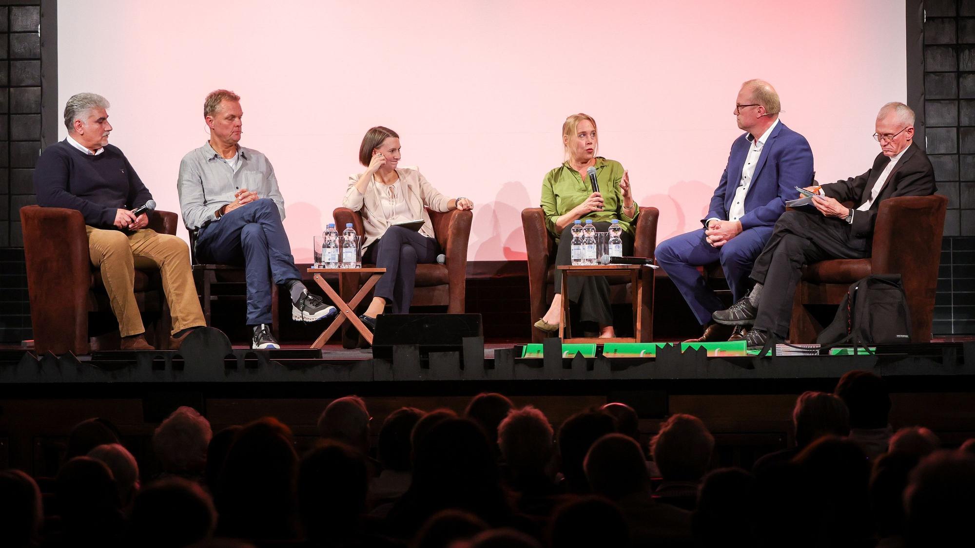 Vortrag und Diskussion zum Thema „Politik zwischen Wut und Zuversicht“ in der Volksbühne.