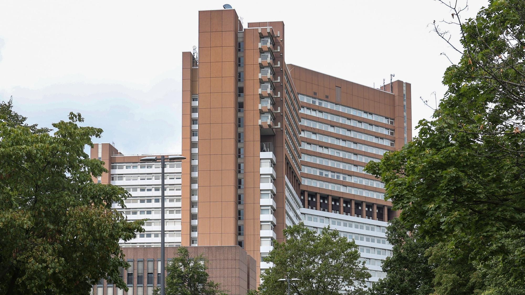 Zu sehen ist das Kölner Justizzentrum mit Land- und Amtsgericht an der Luxemburger Straße.