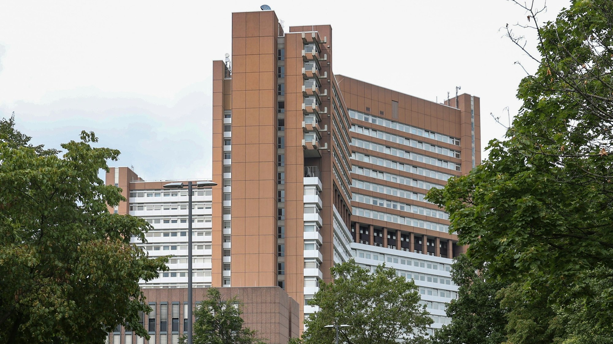Zu sehen ist das Kölner Justizzentrum mit Land- und Amtsgericht an der Luxemburger Straße.
