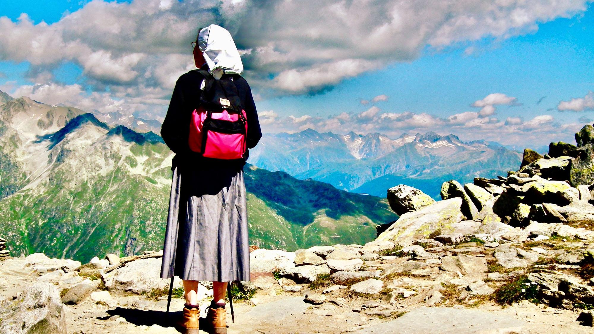 Das Foto zeigt eine Frau in den Schweizer Bergen.