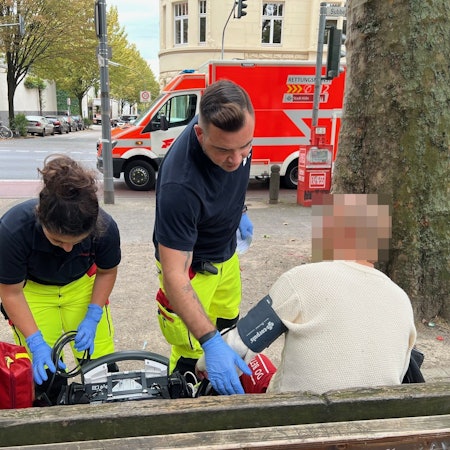 Auf dem Simarplatz messen Veronika Capoccia und Markus Buth den Blutdruck eines Patienten mit Symptomen einer Überdosis Kokain.