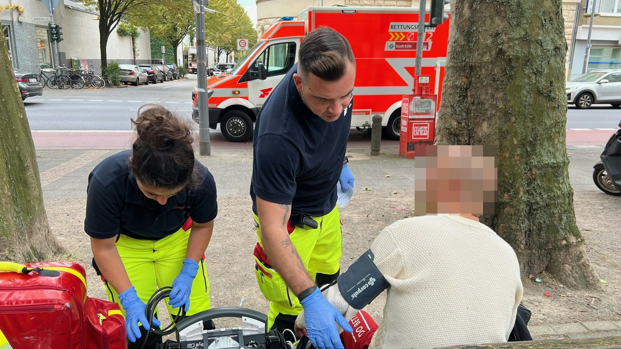 Auf dem Simarplatz messen Veronika Capoccia und Markus Buth den Blutdruck eines Patienten mit Symptomen einer Überdosis Kokain.