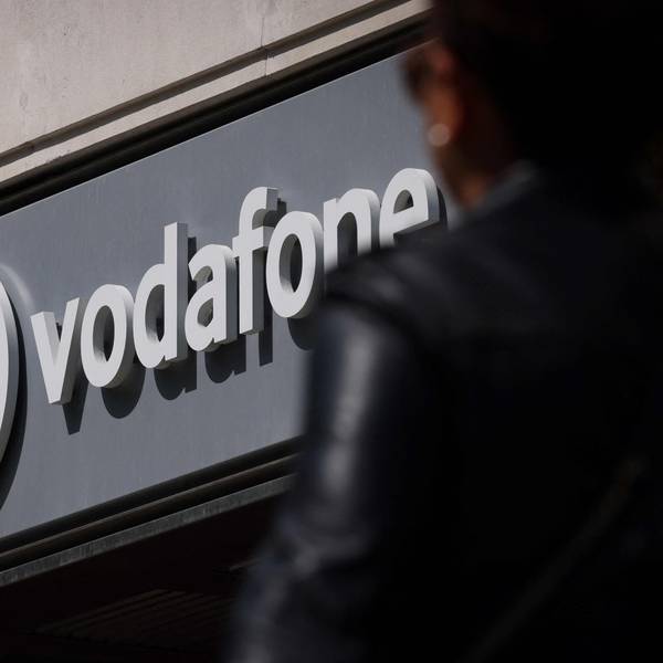 An einem Geschäft hängt ein Schild mit der Aufschrift „Vodafone“.