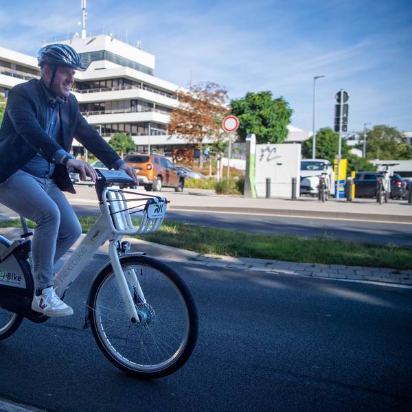 Das Bild zeigt Markus Ramers radelnd vor dem Kreishaus am Jülicher Ring.