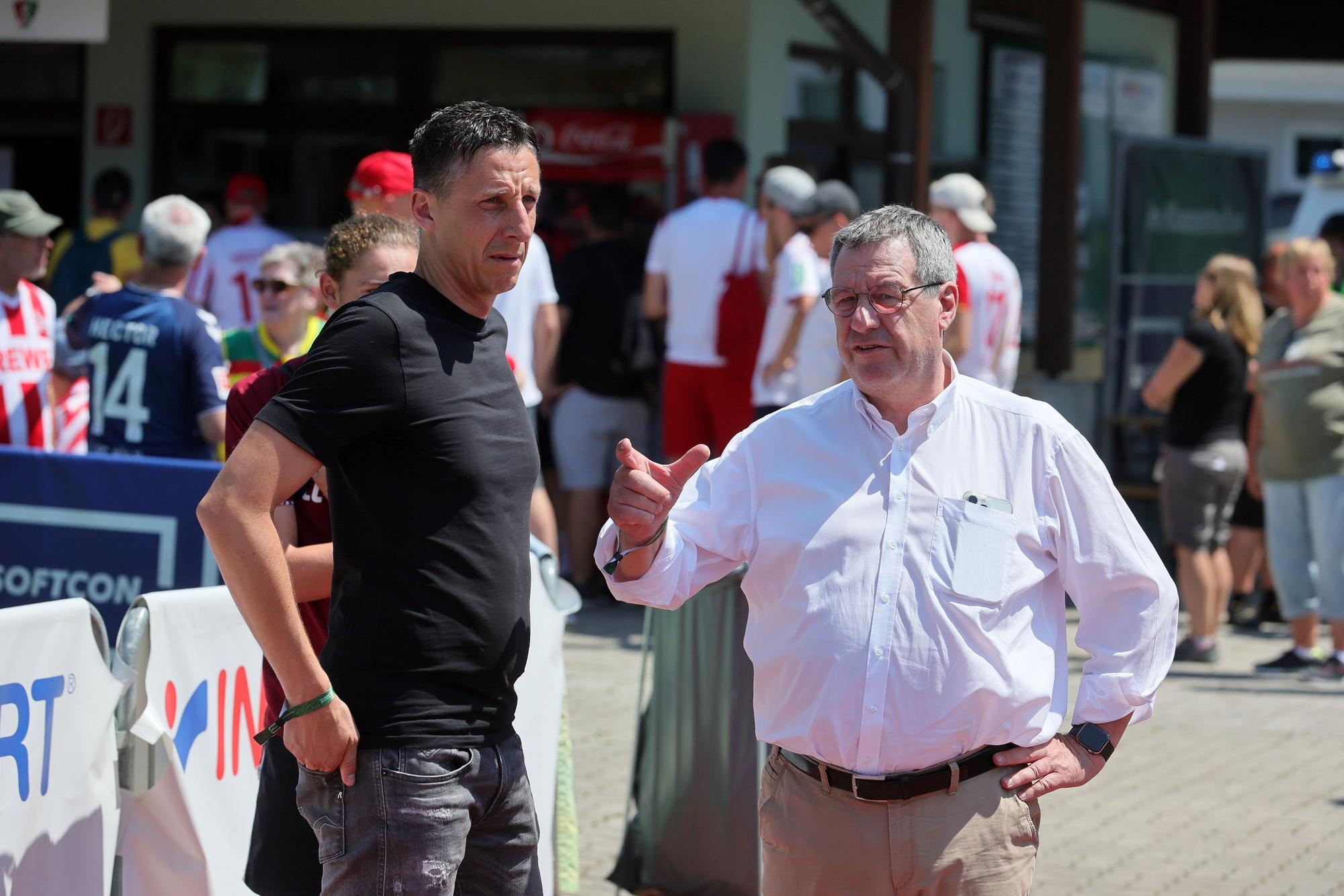 FC-Präsident Werner Wolf diskutiert mit Kölns Sport-Geschäftsführer Christian Keller.