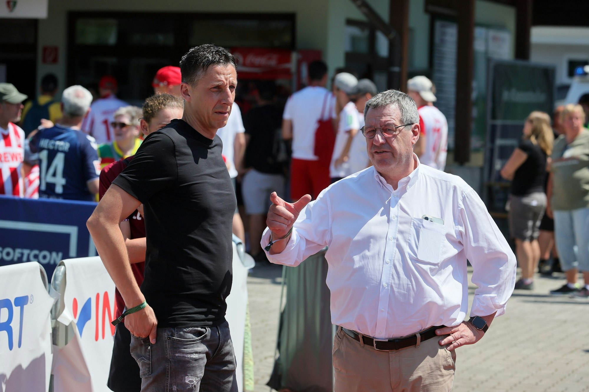 FC-Präsident Werner Wolf diskutiert mit Kölns Sport-Geschäftsführer Christian Keller.