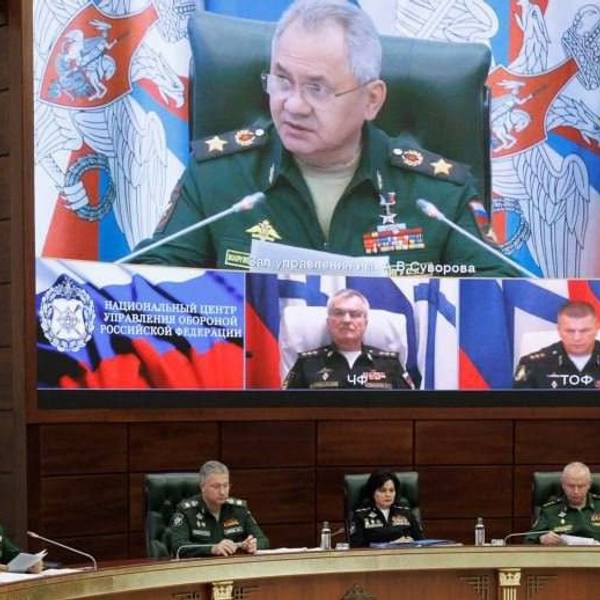 Das russische Verteidigungsministerium veröffentlichte Aufnahmen einer Videokonferenz mit Verteidigungsminister Sergei Schoigu und angeblich auch Vizeadmiral Wiktor Sokolow. Im Video ist der Admiral nur regungslos im kleinen Videofenster unter Schoigu zu sehen.