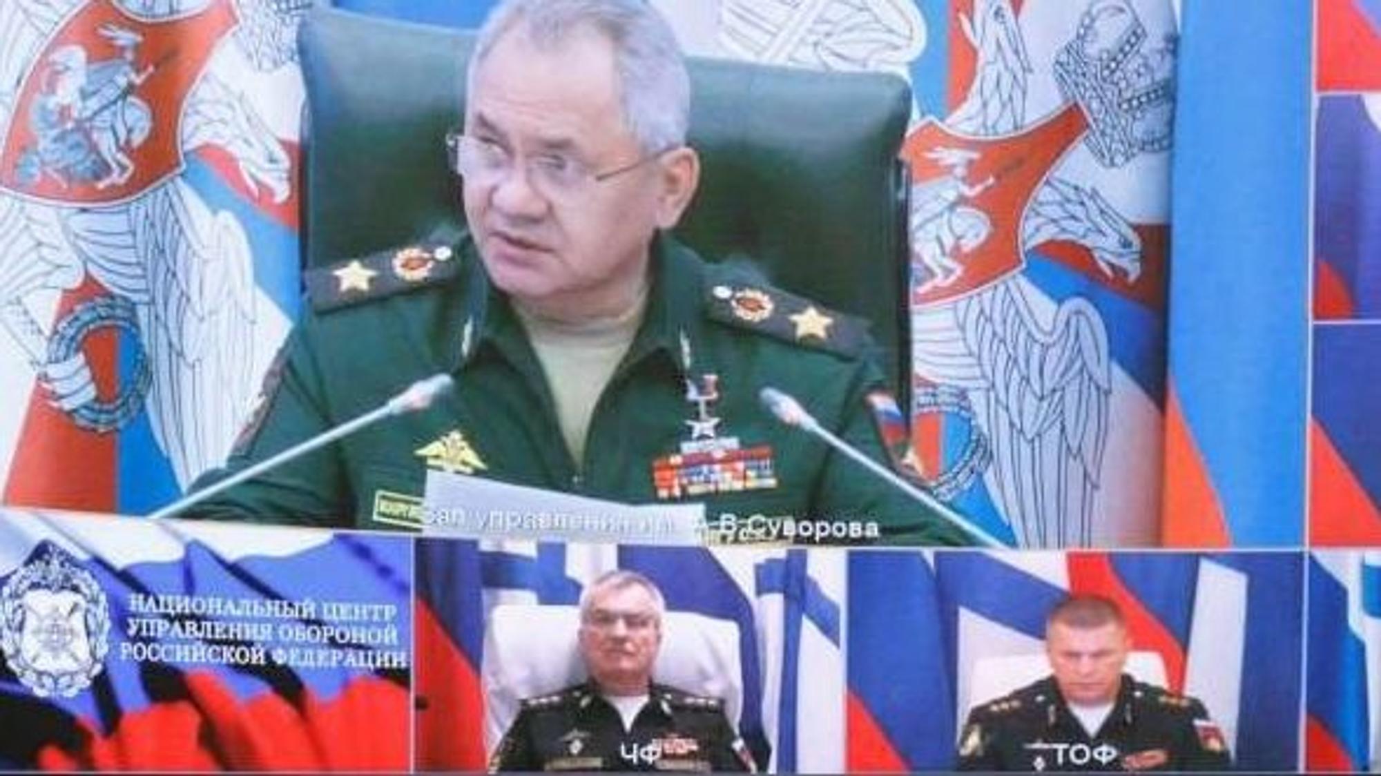 Das russische Verteidigungsministerium veröffentlichte Aufnahmen einer Videokonferenz mit Verteidigungsminister Sergei Schoigu und angeblich auch Vizeadmiral Wiktor Sokolow. Im Video ist der Admiral nur regungslos im kleinen Videofenster unter Schoigu zu sehen.