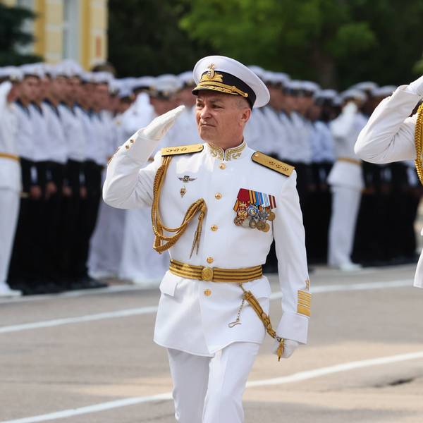 Der Kommandeur der russischen Schwarzmeerflotte, Vizeadmiral Wiktor Sokolow (l.) soll bei dem Angriff auf das Flottenhauptquartier in Sewastopol getötet worden sein. Zum Zustand von Konteradmiral Alexander Grinkevich (r.) gibt es bisher keine Angaben.
