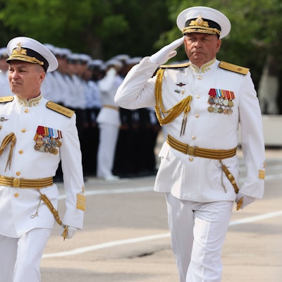 Der Kommandeur der russischen Schwarzmeerflotte, Vizeadmiral Wiktor Sokolow (l.) soll bei dem Angriff auf das Flottenhauptquartier in Sewastopol getötet worden sein. Zum Zustand von Konteradmiral Alexander Grinkevich (r.) gibt es bisher keine Angaben.