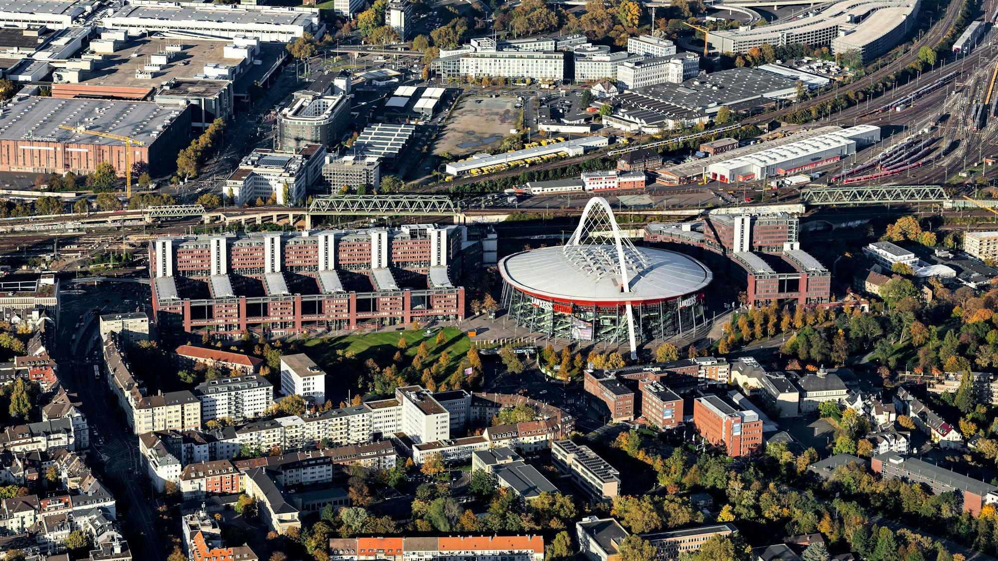 Das Technische Rathaus steht östlich uns westlich der Lanxess-Arena.