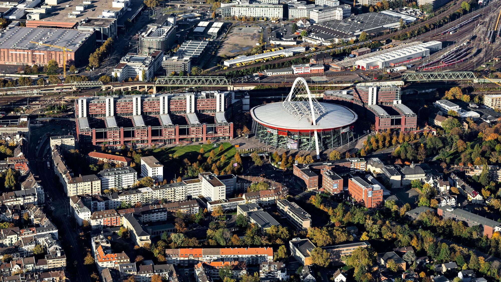 Das Bild zeigt von oben mehrere Gebäude an der Lanxess-Arena und in Deutz.