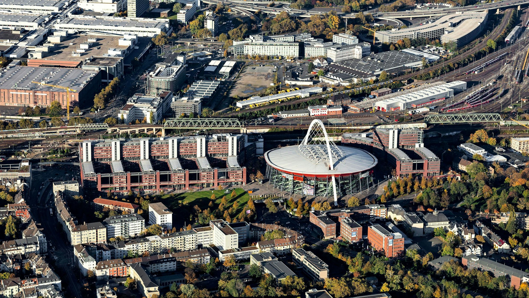 Der Blick auf das Technische Rathaus und die Lanxess-Aren