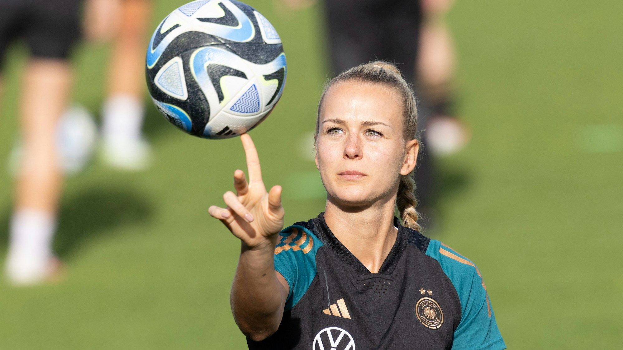 DFB-Torhüterin Merle Frohms balanciert den Ball auf dem Finger.