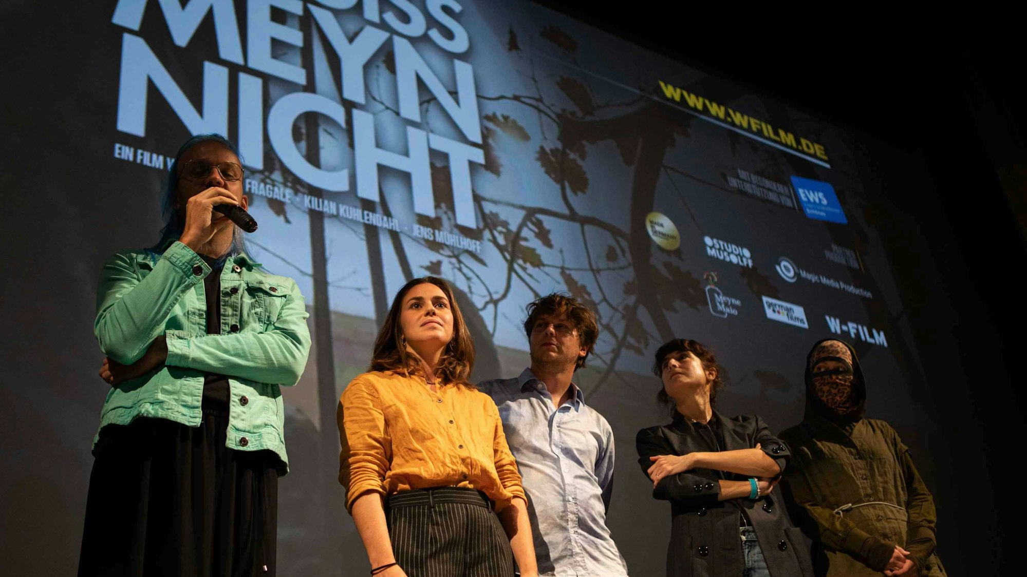 Film "Vergiss Meyn nicht" über den Journalisten und Filmemacher Steffen Meyn aus Leverkusen (Opladen), der 2018 bei der Räumung des Hambacher Forsts ums Leben kam. Bild der Premiere in Köln mit den Regisseur*innen Kilian Kuhlendahl, Fabiana Fragale und Jens Mühlhoff (v.l.)