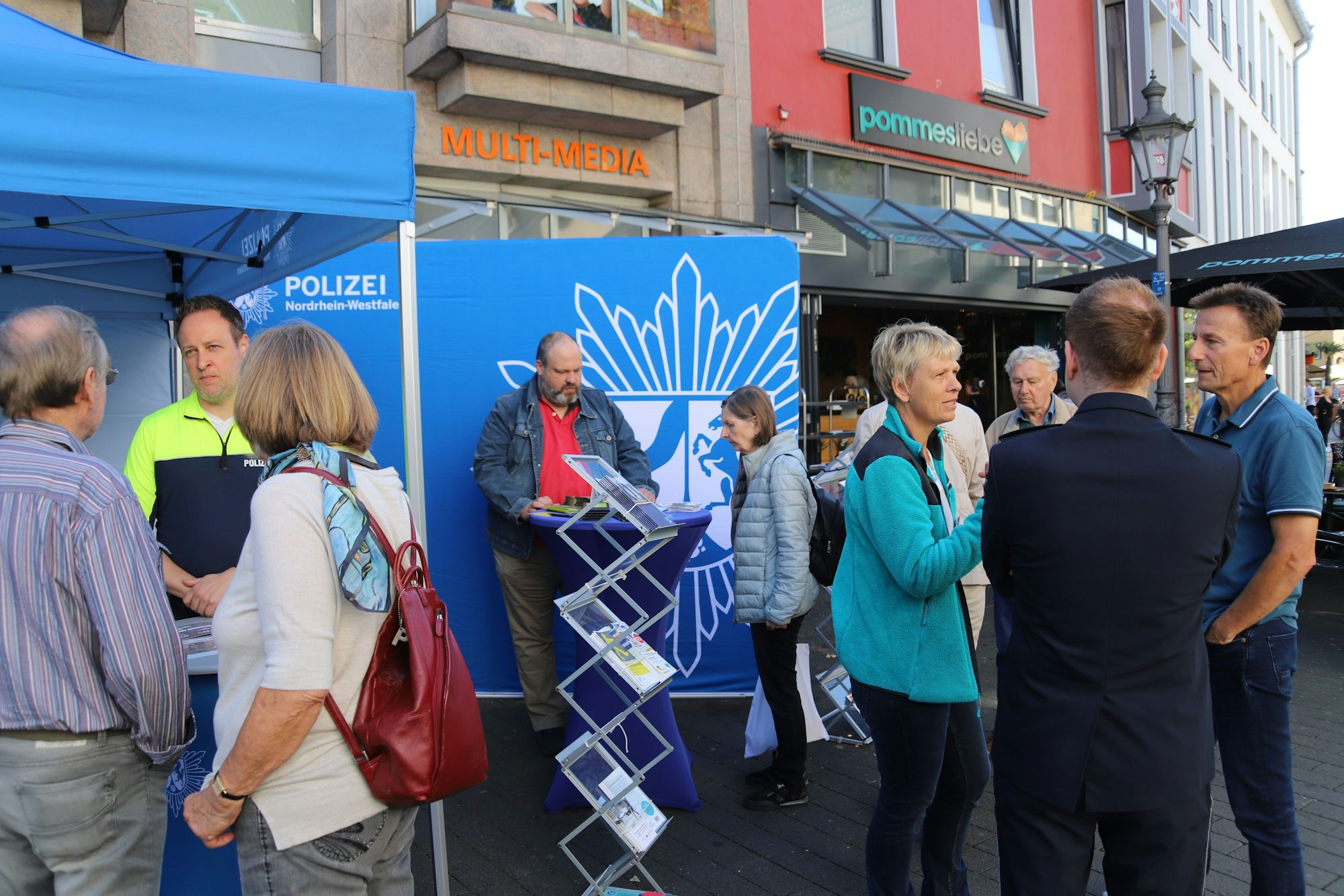 Am Siegburger Markt informierten Polizisten über Ablenkungen im Straßenverkehr, unter anderem mit einem Fahrsimulator und einer Virtual-Reality-Brille. Zahlreiche Besucher nutzten die Gespräche am Informationsstand.