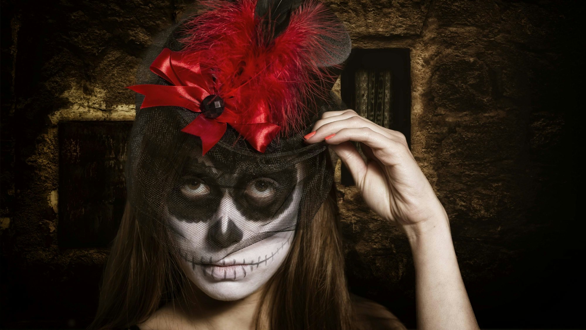 Verkleidete Frau mit Maske.