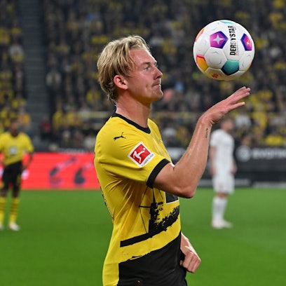 01.09.2023, Nordrhein-Westfalen, Dortmund: Fußball: Bundesliga, Borussia Dortmund - 1. FC Heidenheim, 3. Spieltag, Signal Iduna Park, Dortmunds Julian Brandt wartet mit dem Spielball auf eine Schiedsrichterentscheidung. WICHTIGER HINWEIS: Gemäß den Vorgaben der DFL Deutsche Fußball Liga bzw. des DFB Deutscher Fußball-Bund ist es untersagt, in dem Stadion und/oder vom Spiel angefertigte Fotoaufnahmen in Form von Sequenzbildern und/oder videoähnlichen Fotostrecken zu verwerten bzw. verwerten zu lassen. Foto: Bernd Thissen/dpa +++ dpa-Bildfunk +++