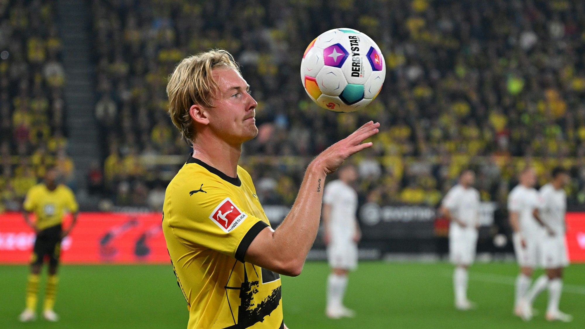 01.09.2023, Nordrhein-Westfalen, Dortmund: Fußball: Bundesliga, Borussia Dortmund - 1. FC Heidenheim, 3. Spieltag, Signal Iduna Park, Dortmunds Julian Brandt wartet mit dem Spielball auf eine Schiedsrichterentscheidung. WICHTIGER HINWEIS: Gemäß den Vorgaben der DFL Deutsche Fußball Liga bzw. des DFB Deutscher Fußball-Bund ist es untersagt, in dem Stadion und/oder vom Spiel angefertigte Fotoaufnahmen in Form von Sequenzbildern und/oder videoähnlichen Fotostrecken zu verwerten bzw. verwerten zu lassen. Foto: Bernd Thissen/dpa +++ dpa-Bildfunk +++