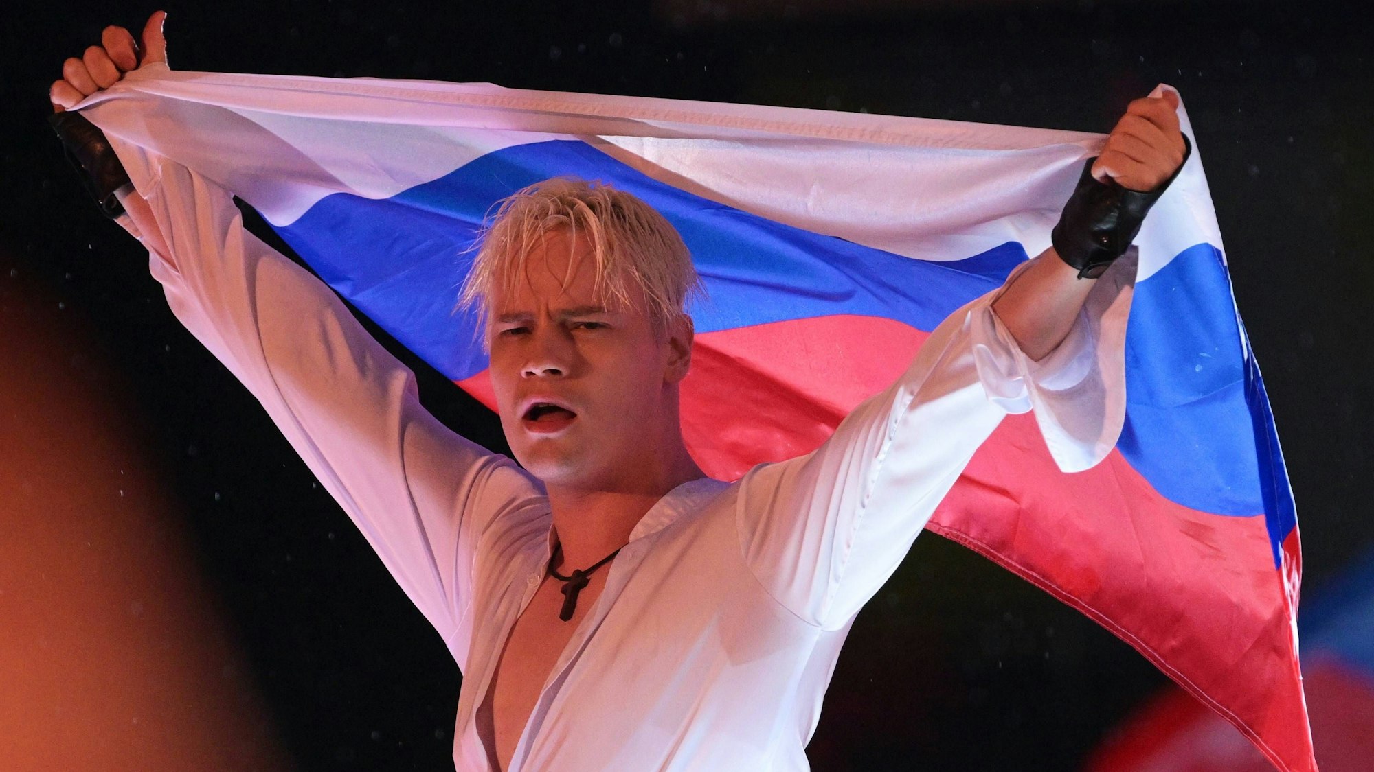 Russia School Graduation 8471165 01.07.2023 Singer Shaman Yaroslav Dronov performs during the citywide school graduation holiday in Gorky Park in Moscow, Russia. Vladimir Astapkovich / Sputnik Moscow Russia PUBLICATIONxINxGERxSUIxAUTxESTxLTUxLATxNORxSWExDENxNEDxPOLxUKxONLY Copyright: xVladimirxAstapkovichx