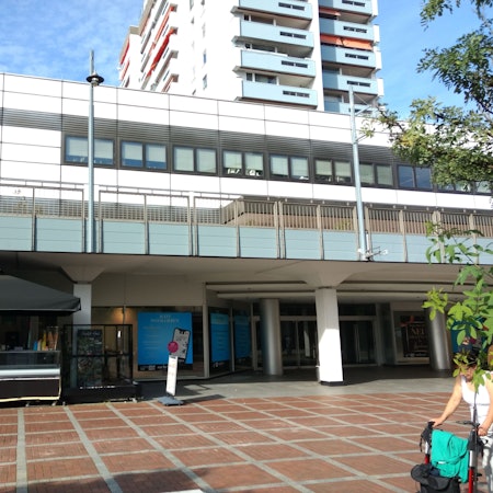 Die Fassade der ehemaligen Kaufhof-Filiale am Wiesdorfer Platz