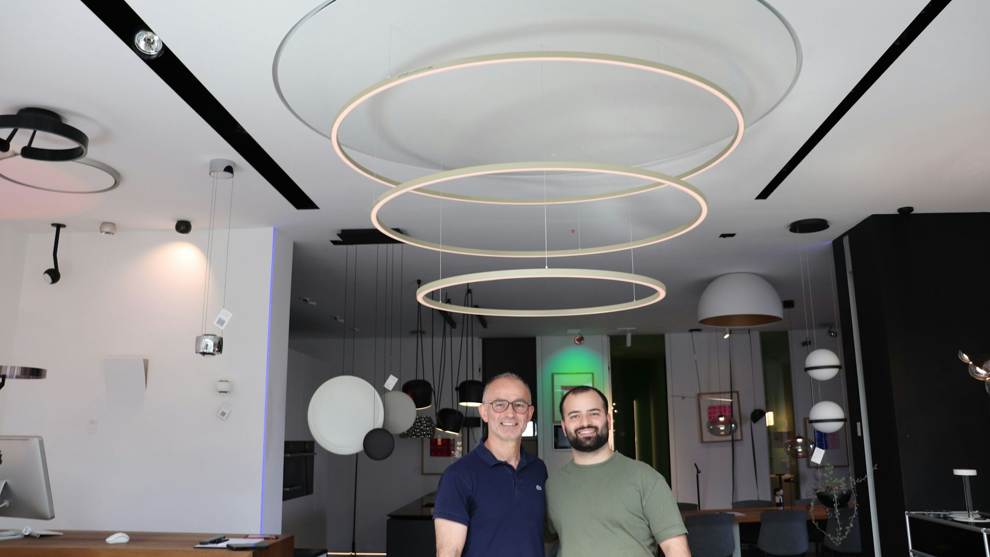 Vater und Sohn unter der „Slim in Motion“ Design Lampe