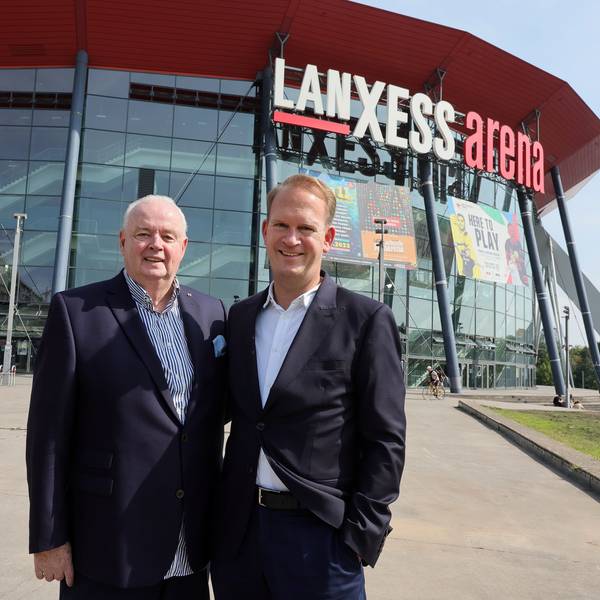 Ralf Bernd Assenmacher und Stefan Löcher stehen vor der Lanxess-Arena.