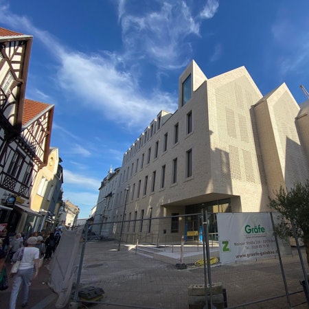 Zu sehen ist der neue Rathausanbau mit seinen markanten drei Giebeln.