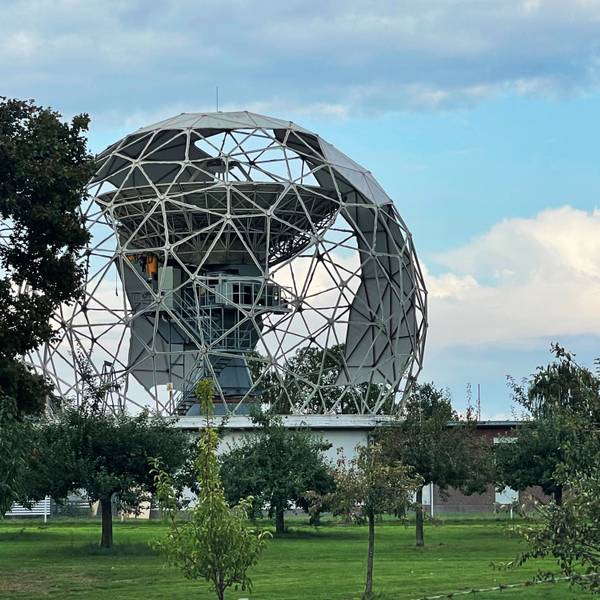 Das Bild zeigt den Rückbau und die Satellitenanlage unter dem „Ball“.