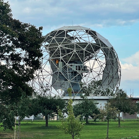 Das Bild zeigt den Rückbau und die Satellitenanlage unter dem „Ball“.