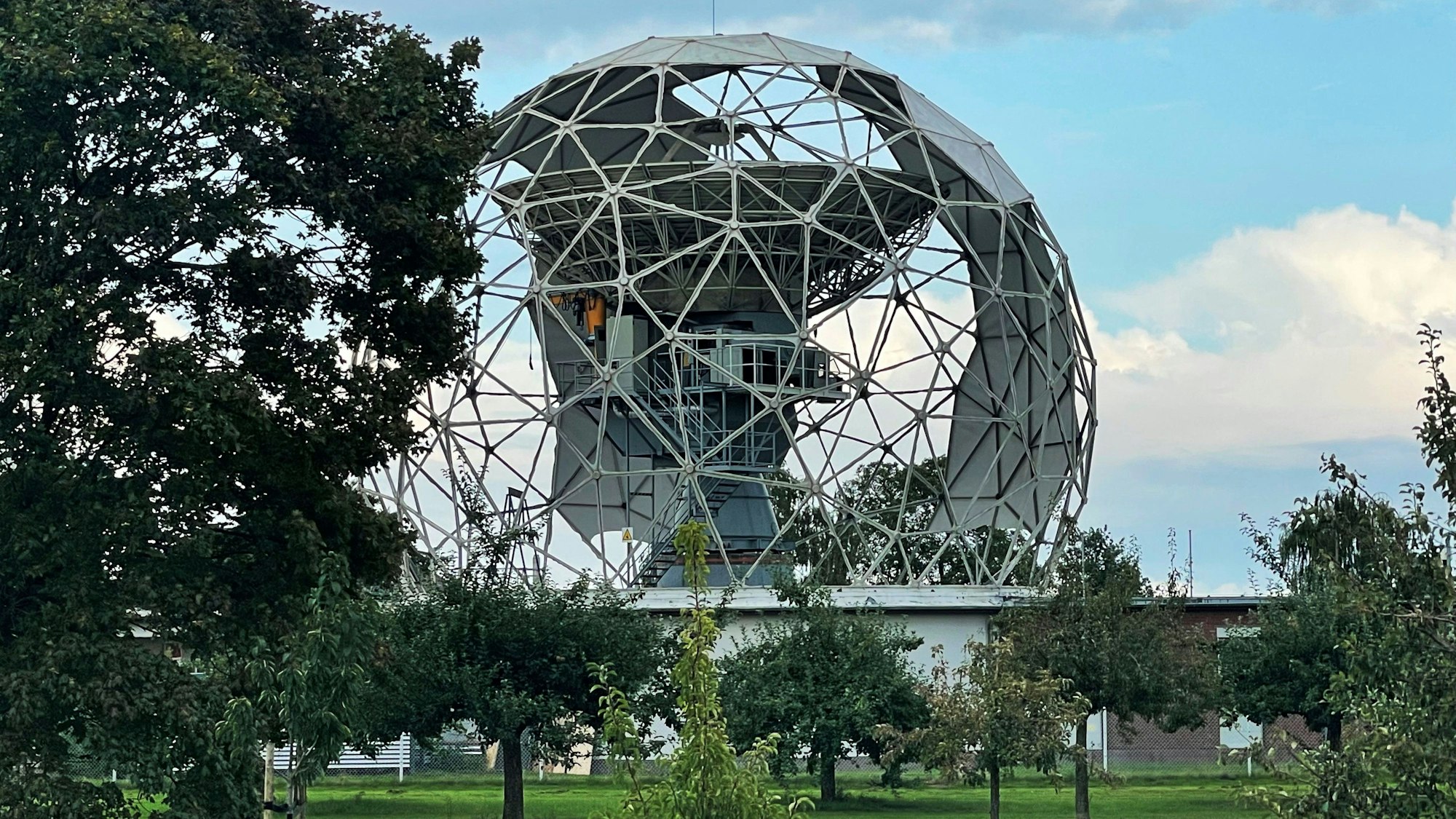 Das Radom war die weiße Kugel an der Mercator-Kaserne in Euskirchen. Es ist inzwischen demontiert.