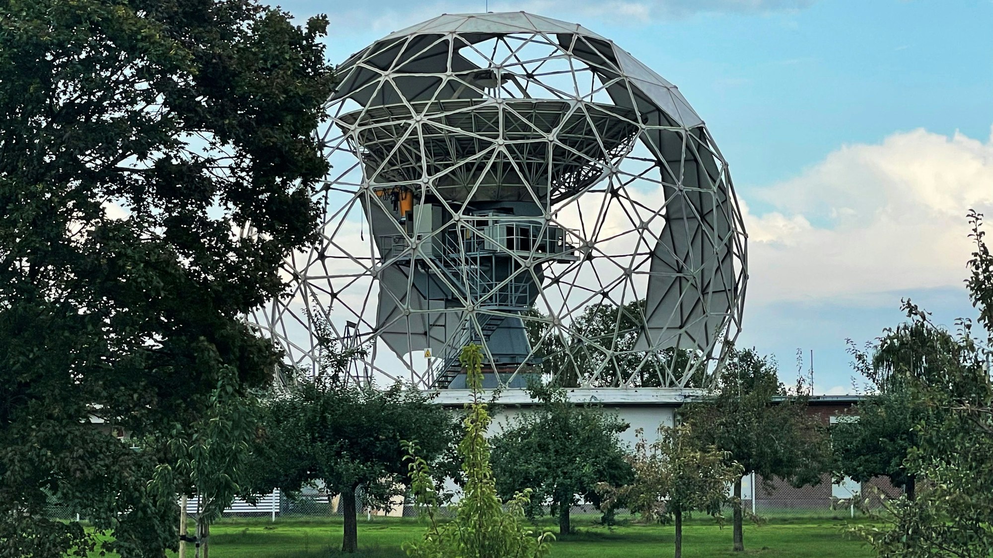 Das Bild zeigt den Rückbau und die Satellitenanlage unter dem „Ball“.