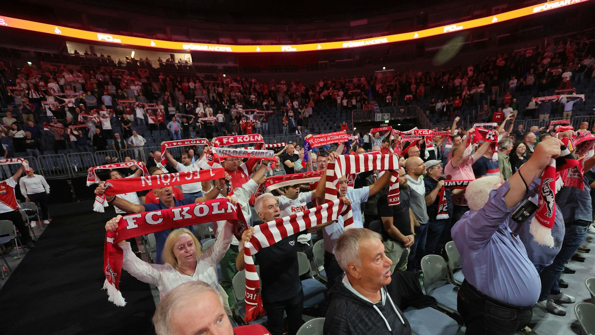 FC-Mitglieder singen während der FC-Hymne