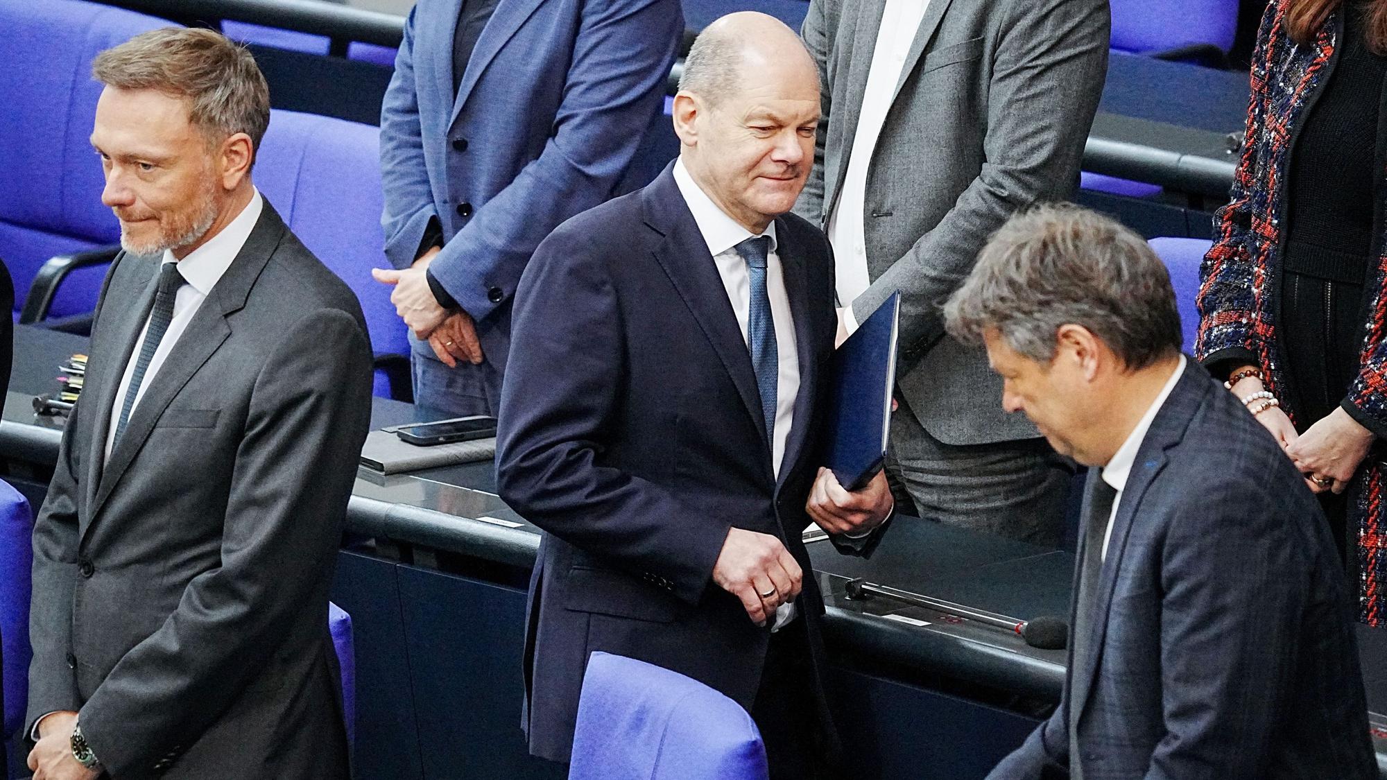 ARCHIV - 29.03.2023, Berlin: Bundeskanzler Olaf Scholz (SPD, M) nimmt im Bundestag an der Befragung der Bundesregierung neben Christian Lindner (FDP, l), Bundesminister der Finanzen, und Robert Habeck (Bündnis 90/Die Grünen, r), Bundesminister für Wirtschaft und Klimaschutz, teil. An diesem Dienstag ist die Bundestagswahl zwei Jahre her. Zur Halbzeit ist das Image der Ampel ziemlich ramponiert, obwohl sie einiges auf die Beine gestellt hat. Die zweite Hälfte der Wahlperiode dürfte für das Bündnis von SPD, Grünen und FDP kaum leichter werden. Foto: Kay Nietfeld/dpa +++ dpa-Bildfunk +++