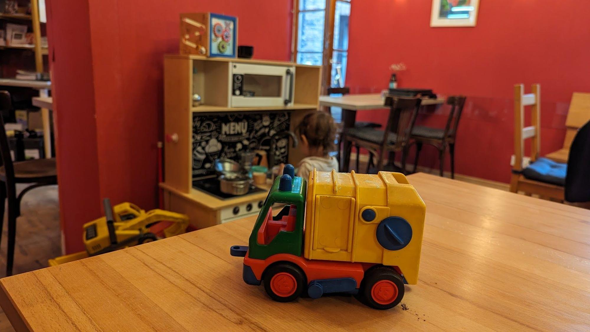 Kleines Kind spielt in der Kinderecke.