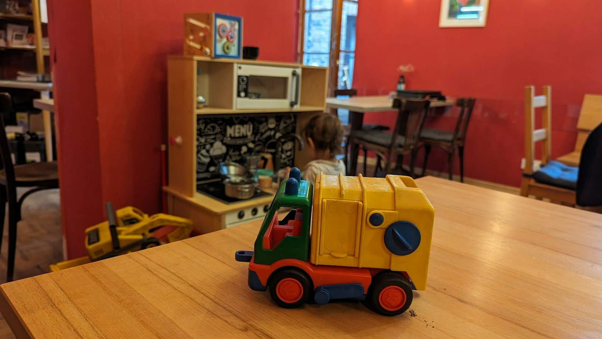 Kleines Kind spielt in der Kinderecke.