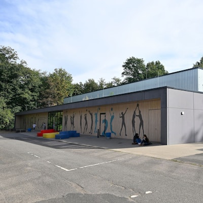 Man sieht das Gebäude der Turnhalle.