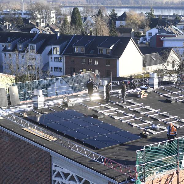 Blick auf das Dach der Sankt Peter Kirche in Zülpich, auf dem Solarzellen installiert werden.