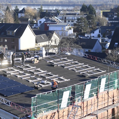 Blick auf das Dach der Sankt Peter Kirche in Zülpich, auf dem Solarzellen installiert werden.