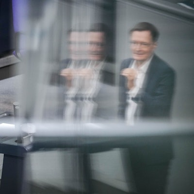 Karl Lauterbach (SPD), Bundesminister für Gesundheit, spricht bei der Sitzung des Bundestags.