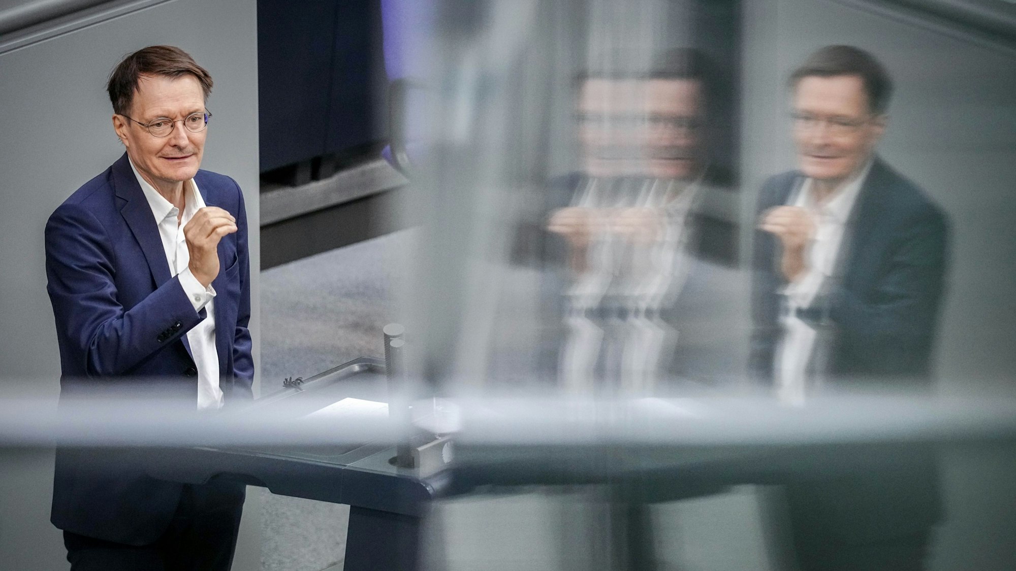 Karl Lauterbach (SPD), Bundesminister für Gesundheit, spricht bei der Sitzung des Bundestags.