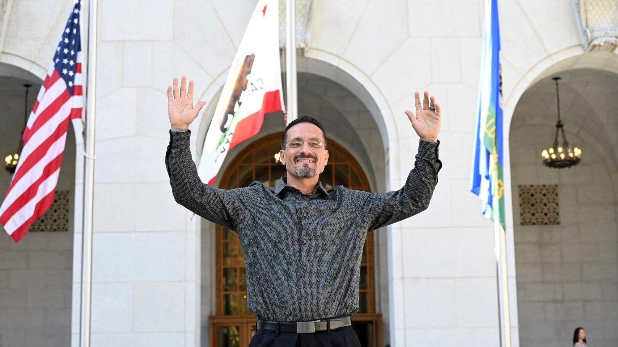26.09.2023, USA, Los Angeles: Auf diesem Foto, das vom Innocence Center und dem California Innocence Project zur Verfügung gestellt wurde, winkt Gerardo Cabanillas nach seiner Freilassung vor der Hall of Justice in der Innenstadt von Los Angeles. 28 Jahre nach seiner Festnahme und späteren Verurteilung wegen Raubes, Kidnapping und sexueller Übergriffe ist ein Häftling im US-Bundesstaat Kalifornien für unschuldig erklärt und freigelassen worden. Gerardo Cabanillas - bei seiner Verhaftung 18 Jahre alt - sei «schwerwiegendes Unrecht» widerfahren, sagte George Gascón, Bezirksstaatsanwalt von Los Angeles, am Dienstag (Ortszeit) laut einer Mitteilung. Foto: Laurence Colletti/Legal Talk Network/AP/dpa - ACHTUNG: Nur zur redaktionellen Verwendung bis zum 10.10.2023 im Zusammenhang mit der aktuellen Berichterstattung und nur mit vollständiger Nennung des vorstehenden Credits +++ dpa-Bildfunk +++