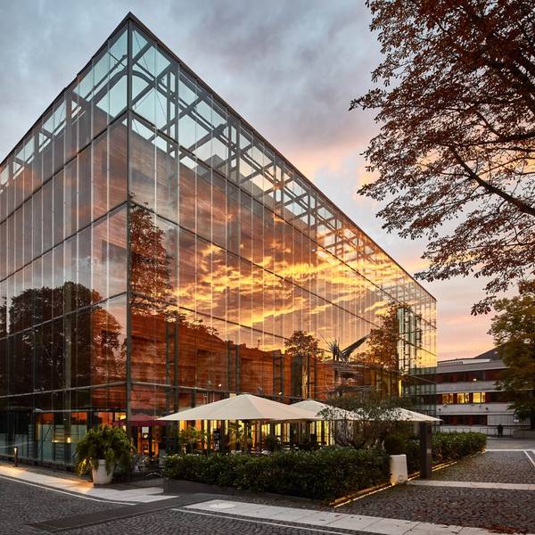 Blick auf das LVR Landesmuseum Bonn mit seiner Glasfassade.